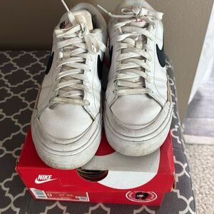 Women’s size 9 Nike Court, Legacy lift